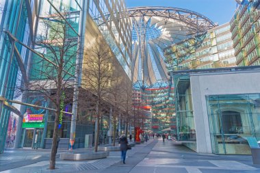 BERLİN, ALMANY, ŞUBAT - 15, 2017: sabah Sony Center. Merkez Helmut Jahn ve Peter Walker tarafından peyzaj mimarı olarak tasarlandı ve inşaat 2000 yılında tamamlandı..