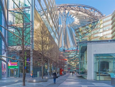BERLİN, ALMANY, ŞUBAT - 15, 2017: sabah Sony Center. Merkez Helmut Jahn ve Peter Walker tarafından peyzaj mimarı olarak tasarlandı ve inşaat 2000 yılında tamamlandı..