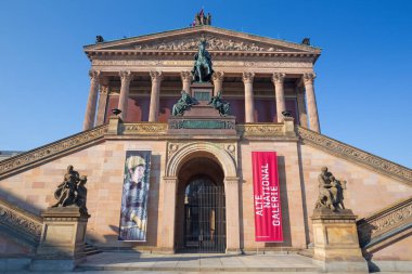 BERLİN, ALMANY, FEBRUARY - 13, 2017: Eski Ulusal Galeri 'nin neoklasik binası.