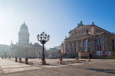 BERLİN, ALMANY, FEBRUARY - 14, 2017: Konzerthaus binası ve jandarma meydanındaki Friedrich Schiller ve Alman Dom anıtı.