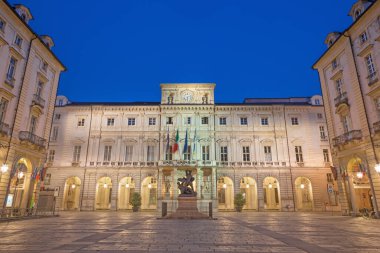 Torino - Civico Sarayı ile Citta Meydanı ve Conte Verde Meydanı Alacakaranlıkta.