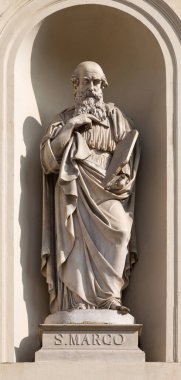 TURIN, İTALYA - 16 Mart 2017: 19. sentten itibaren kilise cephesinde Evangelist Aziz Mark 'ın mermer heykeli..