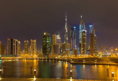 DUBAI, BAE - 24 Mart 2017: Kanal ve şehir merkezindeki akşam silueti.