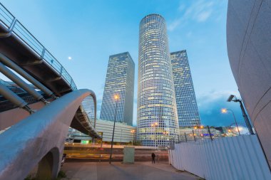 Tel Aviv - Moore Yaski Sivan Mimarlar tarafından akşam ışığında Azrieli Merkezi 'nin gökdelenleri 187 m (614 ft) yüksekliğinde.