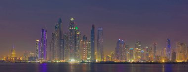 Dubai - Marina Kulelerinin Akşam Panoraması.