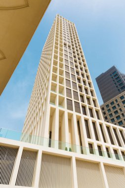 Dubai - Kanal üzerindeki modern minimalist yüksek bina.