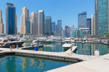 Dubai - Marina ve yatların gezinti alanı.
