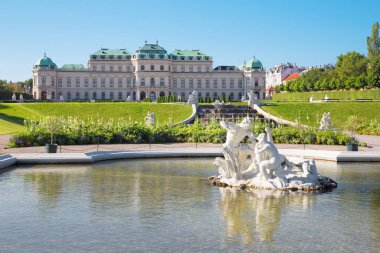 VIENNA, AUSTRIA - 30 Temmuz 2014: Sabah Belvedere Sarayı Çeşmesi.