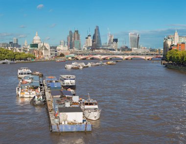 Londra - Merkezinde gökdelen, St. Paul katedrali ve kanarya iskelesi olan şehrin manzarası.