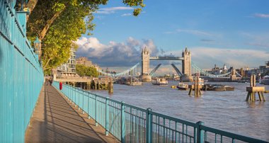 Londra - Kule köprüsü ve nehir kenarındaki akşam ışığında gezinti alanı.