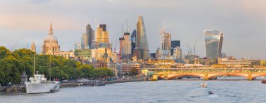 Londra - Merkezinde gökdelenler olan şehrin akşam manzarası.