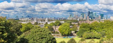 Londra - Greenwich Park 'tan şehrin akşam manzarası Canary Wharf ve gökdelenleri ortada ve arka planda.