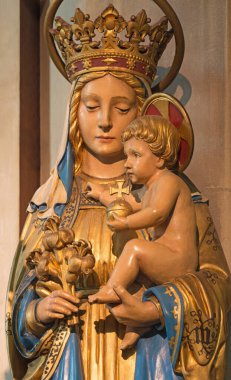 LONDON, GREAT BRITAIN - 17 Eylül 2017: St. Barnabas Kilisesinde Madonna 'nın oyulmuş heykeli.