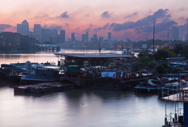 Londra - Armuttaki gemiler ve sabahları Canary Wharf.