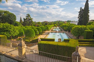 CORDOBA, İspanya - 25 Mayıs 2015: Alcazar de los Reyes Cristianos Sarayı Bahçeleri.