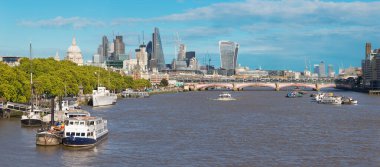 Londra - Merkezinde gökdelenler olan şehrin panoramatik manzarası.