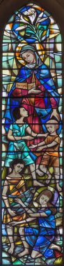 LONDON, GREAT BRITAIN - 19 Eylül 2017: The Virgin Mary and the children on the stained glass in St Mary Abbot 's church on Kensington High Street' te Alfred R. Fisher (1966).