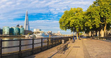 Londra - Thames nehir kenarının manzarası ve sabah güneşinde gezinti güvertesinden Çömlek.