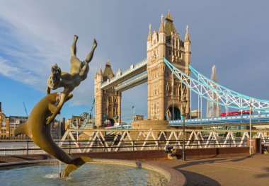 LONDON, GREAT BRITAIN - 19 Eylül 2017: Yunus Çeşmeli Kız (1973) Yazan David Wynne.