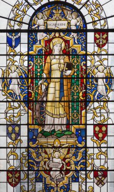 LONDON, GREAT BRITAIN - 14 Eylül 2017: Christopher Webb 'in St. Lawrence Yahudi kilisesindeki vitray üzerinde İskenderiyeli Aziz Katherine (20 sentin yarısı..)