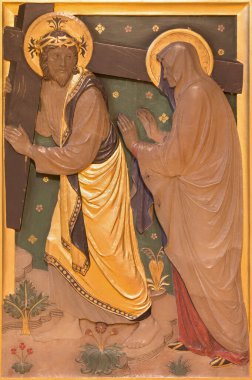 LONDON, GREAT BRITAIN - 17 Eylül 2017: İsa, Geoffrey Webb tarafından mermerden oyulmuş St. James İspanyol Kilisesi 'nin Haç İstasyonu olarak annesiyle buluştu (1915).).