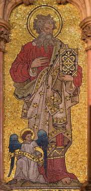 LONDON, GREAT BRITAIN 19 Eylül 2017: St. Mary Abbots kilisesindeki Evangelist Aziz Matthew mozaiği Salviati tarafından (1882)).