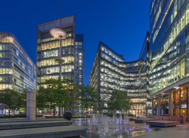 LONDON, GREAT BRITAIN 19 Eylül 2017: More London nehir kenarındaki modern mimari ve çeşme akşam karanlığında.