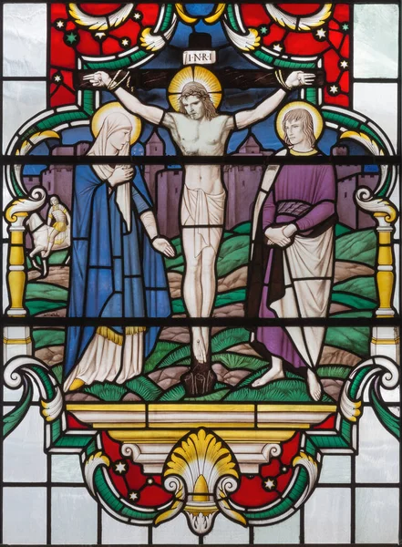ロンドン グレートブリテン 2017年9月14日 クリストファー ウェッブによる聖ローレンス教会のステンドグラスにおけるイエス キリストの十字架刑 — ストック写真