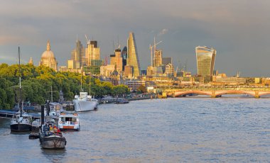 Londra - Merkezinde gökdelenler olan şehrin akşam manzarası.