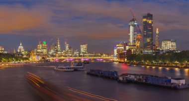 Londra - Merkezinde gökdelenler olan şehrin akşam manzarası.