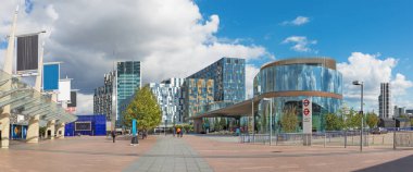 LONDON, GREAT BRITAIN 15 Eylül 2017: Modern mimari ve Kuzey Greenwich istasyonu yakınlarındaki meydan.