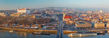 Bratislava - Akşam SNP Köprüsü 'nden şehrin panoramik silueti.