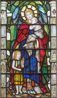 BÜYÜK BÜYÜK, 17 Eylül 2017: Çocuk İsa 'yla birlikte melek ve kilisenin kutsal Trinity Brompton kilisesindeki vitraylı Aziz John.