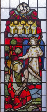 LONDON, GREAT BRITAIN 19 Eylül 2017: Aziz John, Apokalipse 'den gelen meleklerin Kensington Caddesi' ndeki Aziz Mary Abbot Kilisesi 'nin vitraylı camındaki görüntüsü..