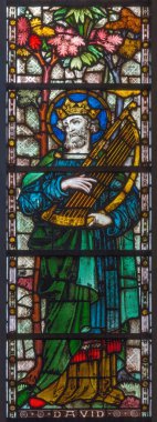 LONDON, GREAT BRITAIN - 19 Eylül 2017: Aziz Mary Abbot Kilisesi 'ndeki mozaik camlı Kral Davut.