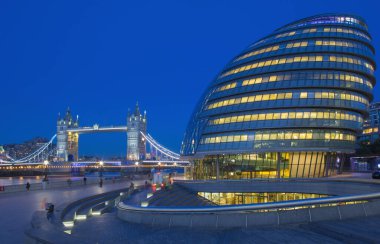 LONDON, GREAT BRITAIN 19 Eylül 2017 - Kule köprüsü, modern belediye binası ile alacakaranlıkta gezinti.