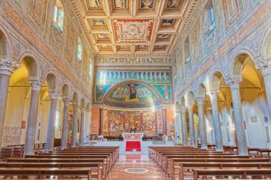 ROME, ITALY - 10 Mart 2016: Dominica 'daki kilise Bazilikası di Santa Maria' nın yuvası ve Meryem Ana mozaiği 9 cent 'ten itibaren Bizans tarzı melekler arasında yer alıyor..