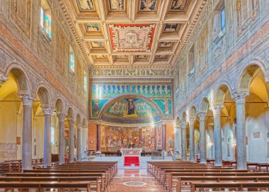 ROME, ITALY - 10 Mart 2016: Dominica 'daki kilise Bazilikası di Santa Maria' nın yuvası ve Meryem Ana mozaiği 9 cent 'ten itibaren Bizans tarzı melekler arasında yer alıyor..