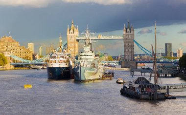 BÜYÜK BÜYÜK, 13 Eylül 2017: dramatik fırtına bulutlarıyla birlikte akşam ışığında Tower Köprüsü ve kruvazör Belfast 'ın panoraması.