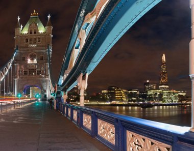 Londra - Şafakta Kule Gelin ve Gökdelen 'in metal inşaatı.