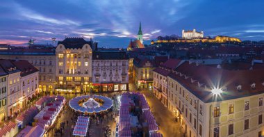 Bratislava - Akşam karanlığında ana meydanda Noel pazarı.