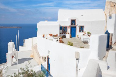 Santorini - Oia 'da çiçek açan tipik küçük ev ve bahçe.