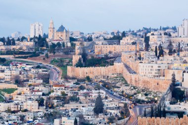 Kudüs - Zeytin Dağı 'ndan Dormition Manastırı' na ve sabah alacakaranlıkta şehrin güney duvarlarına.
