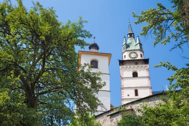 Kremnica - Şato ve St. Catherine Kilisesi ve kasaba.