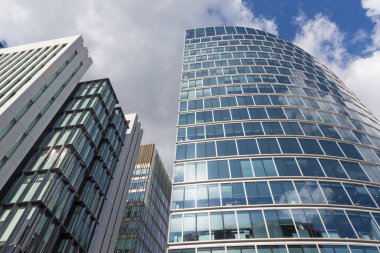 LONDRA, GREAT BRITAIN - 14 Eylül 2017: Şehrin merkezinden modern cephe.