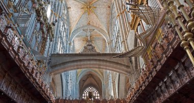 AVILA, İspanya, Nisan - 19, 2016: Katedral korosunun organı ve parçası.