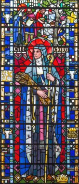LONDON, GREAT BRITAIN - 16 Eylül 2017: Joseph Edward.Nuttgens 'ın (1952) St. Etheldreda kilisesindeki mozaik camında Kildare' in Aziz Brigid 'i).