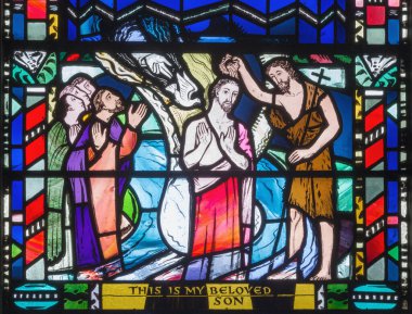 LONDON, GREAT BRITAIN - 16 Eylül 2017: The Babtism of Jesus cene on the stained glass in church St Etheldreda by Charles Blakeman (1953 - 1953)).