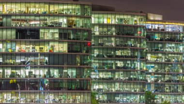 BÜYÜK BRİTAN 17 Eylül 2017: gece nehir kenarındaki ofisler.