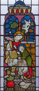 LONDON, GREAT BRITAIN 19 Eylül 2017: Kensington Caddesi 'ndeki Aziz Mary Abbot Kilisesi' nin vitray camında küçük İsa 'lı Bakire Meryem.